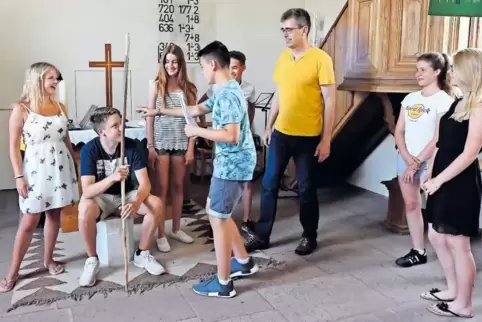 Proben für den besonderen Abend: die Jugendlichen mit Pfarrer Oliver Jaehn.