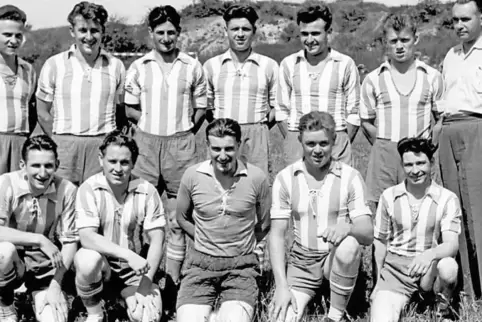 Die Feldhandball-Mannschaft aus dem Jahr 1956/57 (v.li.): O. Kindler, H. Dehof, Fr. Batteiger, Th. Wagner, H. Ulses, W. Kabs, G.