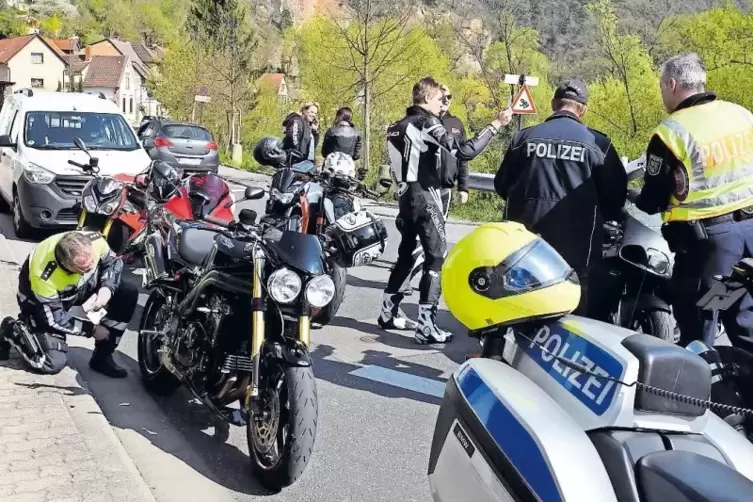 Nach Meinung vieler Anlieger zu selten der Fall: Die Polizei überprüft Motorradfahrer und misst die Geschwindigkeit Anfang April