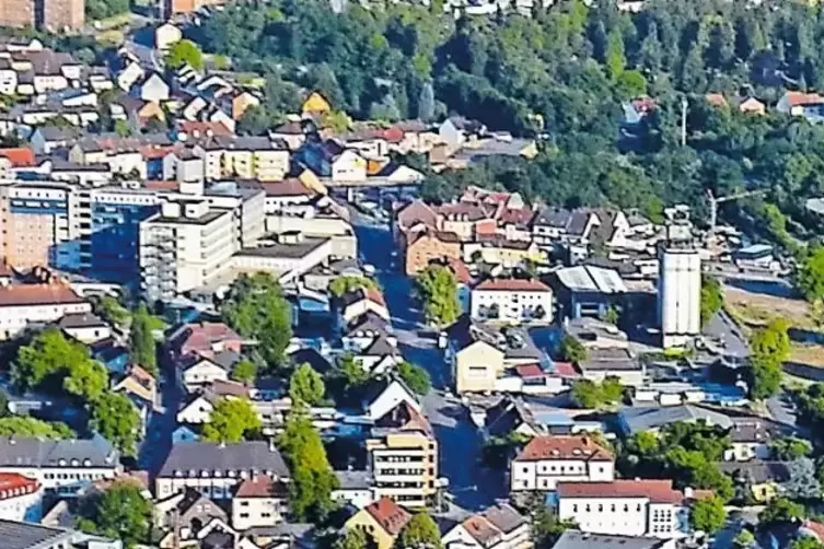 In der Mitte des Bildes sieht man die Kaiserstraße; der große Komplex links ist das katholische Krankenhaus. Auf der gegenüberli