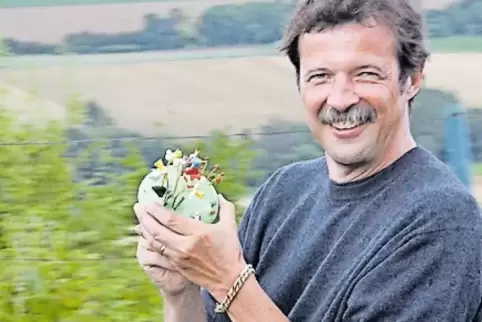 RHEINPFALZ-Redakteur Rolf Schlicher stellt im „Fuxbau“ sein neues Buchprojekt „Potz Blitz! Die Pfalz!“ vor.