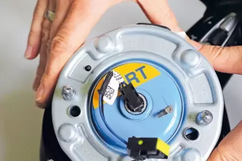 Der Zünder für einen Airbag wird in einem Takata-Werk in ein Auto-Lenkrad eingesetzt.