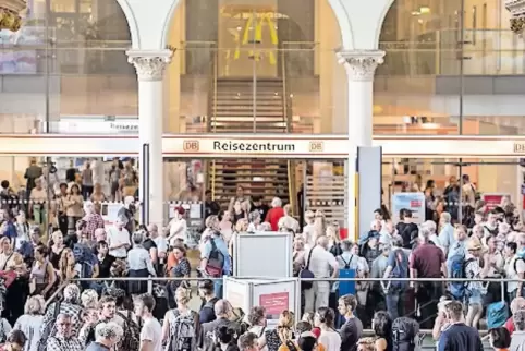 Gestrandete Reisende im Hauptbahnhof von Hannover: In Norddeutschland waren gestern fast alle ICE-Strecken blockiert.