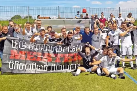 So jubelte der FC Fehrbach II nach dem 4:4 gegen Clausen, das die Meisterschaft brachte: (stehend von links) Philipp Hach, Spiel