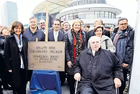 März 2011: Helmut Kohl weiht den Platz der Deutschen Einheit an der Rhein-Galerie ein.