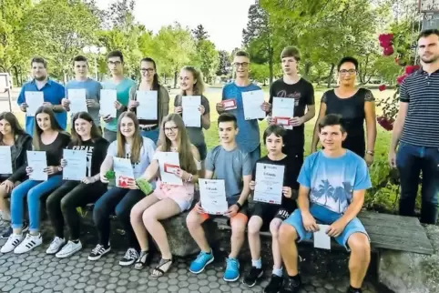 In Chemie und Physik kennen sich die Helmholtz-Schüler aus: (vorne von links) Emilia Lambrix, Denise Reiser, Nina Spangenberg, N
