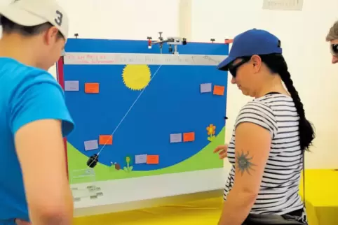 Schüler machen naturwissenschaftliche Gesetze greifbar: ein Stand bei „Explore Science“.