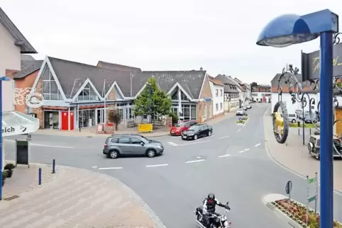 Ein neuralgischer Punkt in Dudenhofen: die Kreuzung Speyerer Straße, Landauer Straße, Konrad-Adenauer-Platz.
