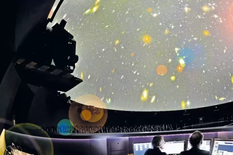 Trickfilmsequenzen im neuen Programm des Planetariums – hier ein Blick in den Technikraum – lassen eine Reise zu Planeten, auf d