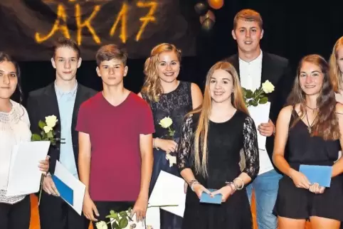 Die am Donnerstag ausgezeichneten Absolventen der Integrierten Gesamtschule Deidesheim/Wachenheim von links: Gumru Asgorova, Ach
