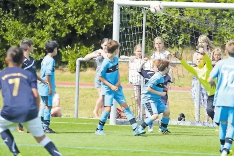 Winzelns Paul Böhmer (am linken Bildrand) versenkt diesen Freistoß unhaltbar für Hauensteins Keeper Philipp Frank zur 3:2-Führun