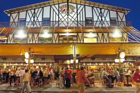 Während des Auftritts eines Ex-Porno-Stars im „Bierkönig“ auf Mallorca wedelten deutsche Neonazis mit einer schwarz-weiß-roten R