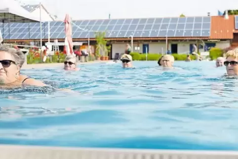 Stammschwimmerinnen: Gabriele Diehl aus Bad Dürkheim (links) und Ursel Stapf aus Friedelsheim genießen gestern das kühle Nass.