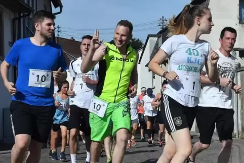 Sportlicher Auftakt zum „Fest um den Wein“: 360 Läufer absolvierten die 800-Meter-Runden durch Niederkirchen. Foto: Mehn 