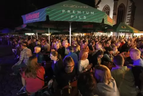 An einem lauen Sommerabend in der Kandeler Altstadt Musik und die Atmospähre genießen - das kommt bei den Besuchern gut an.  ARC