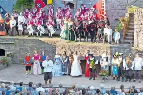 Eine riesige Truppe auf der Bühne, volle Ränge davor: Die Premiere am Samstagabend war ausverkauft.