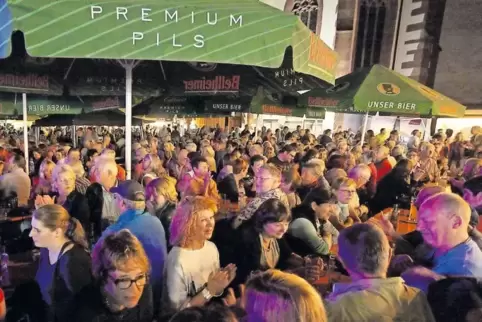 An einem lauen Sommerabend in der Kandeler Altstadt Musik und die Atmospähre genießen - das kommt bei den Besuchern gut an.