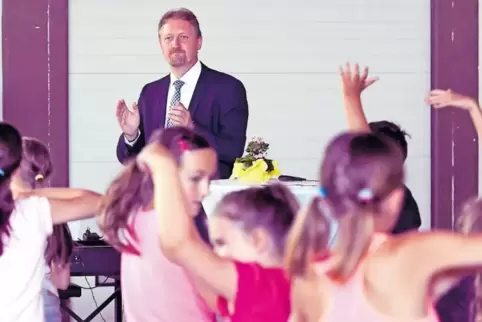 Klatscht beim Tanz der Grundschüler in Heuchelheim mit: Verbandsbürgermeister Michael Reith.