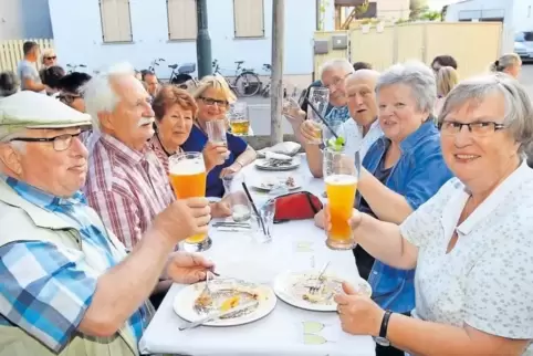 Lassen es sich schmecken: die Besucher des Brunnenfests am Samstagabend in Berghausen.