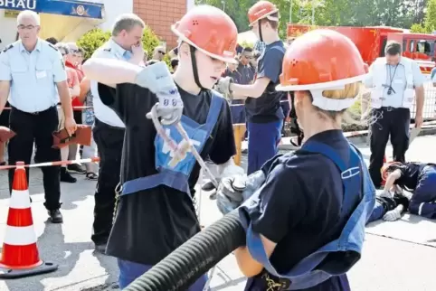 Die Saugschläuche müssen gesichert werden: Das ist nur eine von vielen Aufgaben beim Kreisjugendfeuerwehr-Wettkampf in Fußgönhei