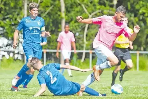 Zwei Torschützen des B-Jugend-Finals im Zweikampf: der Hohenecker Cevdet Uluc (pink) gegen Janek Schuff vom JFV Westpfalz. Der J