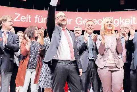 Jubel für die Anhänger und die Fotografen: Kanzlerkandidat Martin Schulz (vorn) und der Parteivorstand nach der Verabschiedung d