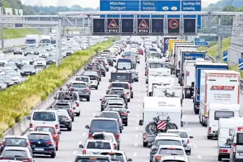 Stau auf dem Weg in den Urlaub: Wer nachts fährt, kann dem entgehen.