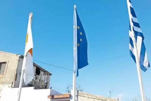 Politisches Statement im Dörfchen Vasa in der Nähe von Limassol: die zyprische und die griechische Flagge umrahmen die Europafah