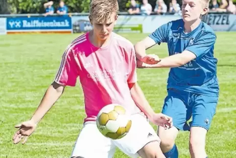 Brachte TuS Hoheneckens B-Jugend in Führung: Jan Lehmann (links), hier gegen Marius Geyer vom JFV Westpfalz.