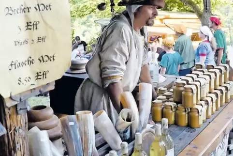 Außer Schwertern, Pfeil und Bogen boten Händler beim Mittelaltermarkt auch Elixiere für das körperliche Wohlbefinden.