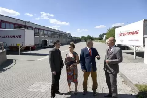 Bürgermeister Michael Müller (rechts) freut sich: Die Spedition Intertrans, hier vertreten durch Patrik Herrmann, Sigrid Peters 