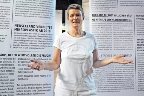 Setzt auf das Hoffnungsvolle: Karin Maria Zimmer vor ihren Papierbahnen mit positiven Nachrichten.