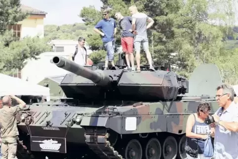 Mit einer Waffenschau und schwerem Gerät wirbt die Bundeswehr um Nachwuchs.