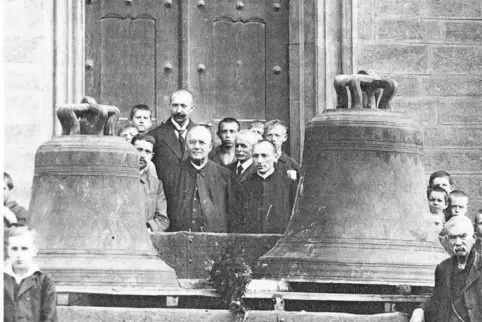 Die Kirchenglocken sind vom Militär beschlagnahmt. Die skeptischen Blicke der Germersheimer, die sich nach Abnahme zweier Glocke