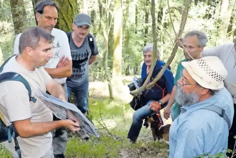 Mit Schautafeln erläuterte Geoskop-Leiter Sebastian Voigt (links), was der Boden den Fachleuten verrät.