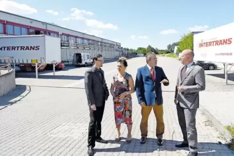 Bürgermeister Michael Müller (rechts) freut sich: Die Spedition Intertrans, hier vertreten durch Patrik Herrmann, Sigrid Peters 