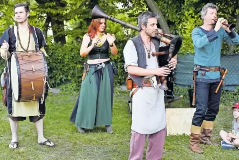 „Halitus Exprementes“ aus Speyer spielten beim Gemeindefest „Unter den Linden“ in Mutterstadt.