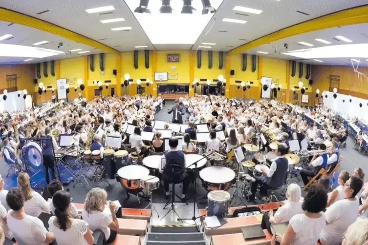 Beim Konzert des Musikvereins Harmonie mit dem Projektchor war die Kurpfalzhalle noch einmal gut besucht. Eine tolle Atmosph&auml;re.