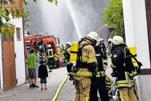60 Leute im Einsatz: die Feuerwehren üben einen Brand auf dem Kleinsägmühlhof.