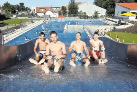 Während der offiziellen Ansprachen gestern Abend im Maikammerer Kalmitbad testeten Vincent, Valentin, Leo und Adrian die Rutsche