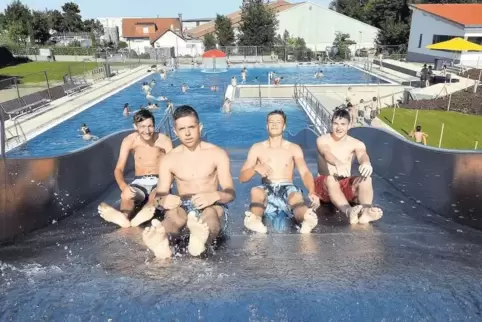 Während der offiziellen Ansprachen gestern Abend im Kalmitbad testeten Vincent, Valentin, Leo und Adrian die Rutsche am Erlebnis