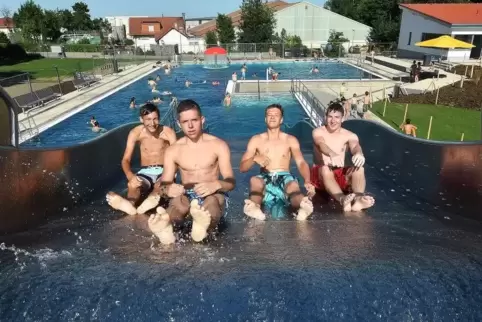  Während der offiziellen Ansprachen am Montagabend im Maikammerer Kalmitbad testeten Vincent, Valentin, Leo und Adrian die Rutsc