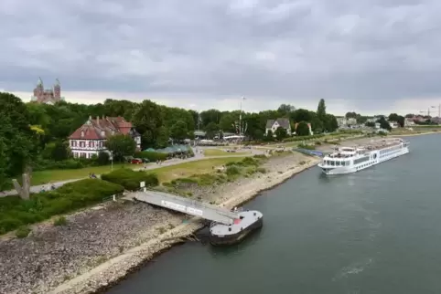 Anlegestelle: An dem hinteren Steiger wird der Sarg mit einem Ehrenspalier empfangen. Foto: Lenz