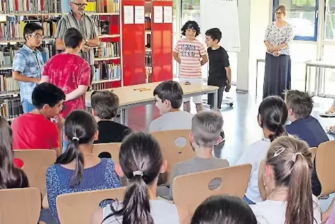Zwei Teams am Buzzer: Bücherwissen und Reaktionsschnelligkeit sind beim Klassenduell gefragt.