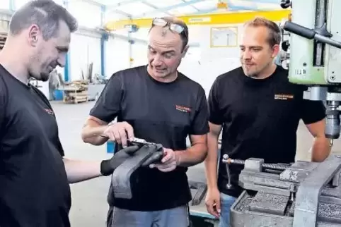 Daniel Bullinger und Thomas Bullinger mit Mitarbeiter Ramadush Tusha (von rechts).