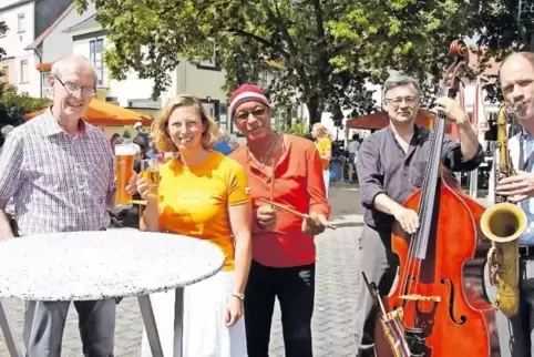 Rudi Fuchs (links) beim Jazz-Frühshoppen, den er vor vier Jahren ins Leben gerufen hat, daneben seine Nachfolgerin als Chefin de