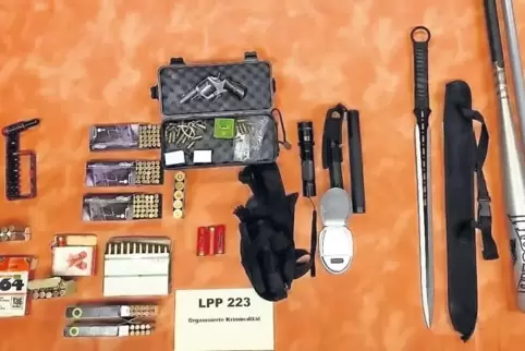 Die Polizei beschlagnahmte Waffen und Munition.