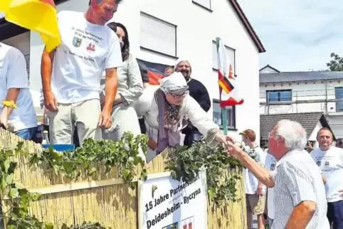 Der Besuch aus Byczyna beteiligte sich mit einem eigenen Wagen beim Weinfest-Umzug in Niederkirchen.