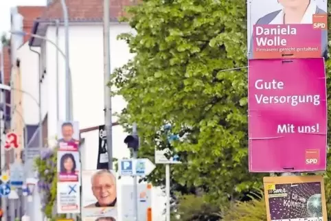 Bei den Kommunalwahlen – wie hier in Pirmasens am Plub-Parkplatz im Jahr 2014 – kleben die Parteien Plakate mit ihren Mitglieder