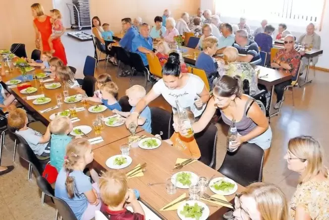 Um die 70 Personen – darunter 15 Kita-Kinder – kommen zum Mittagstisch im Bürgerhaus zusammen. Wegen der Geselligkeit, aber auch